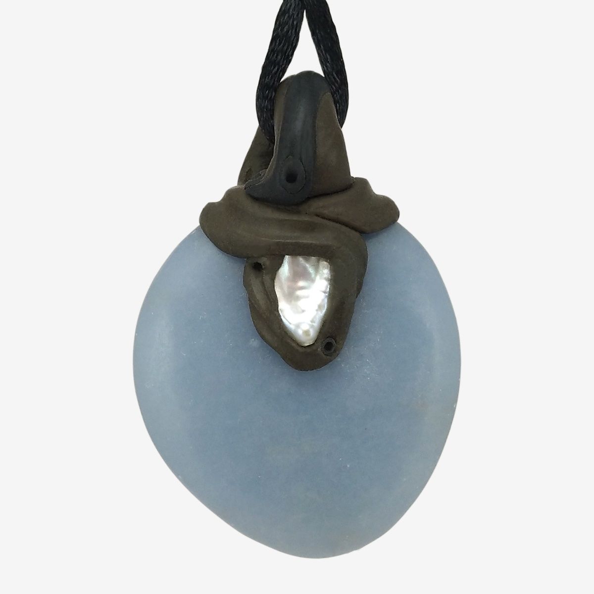 Minerali & Pietre curative: Angelit Steinanhänger mit eingefasster Barock-Perle – Nuovo e nell'imballaggio originale da Meilen venduto da BYRD-Design