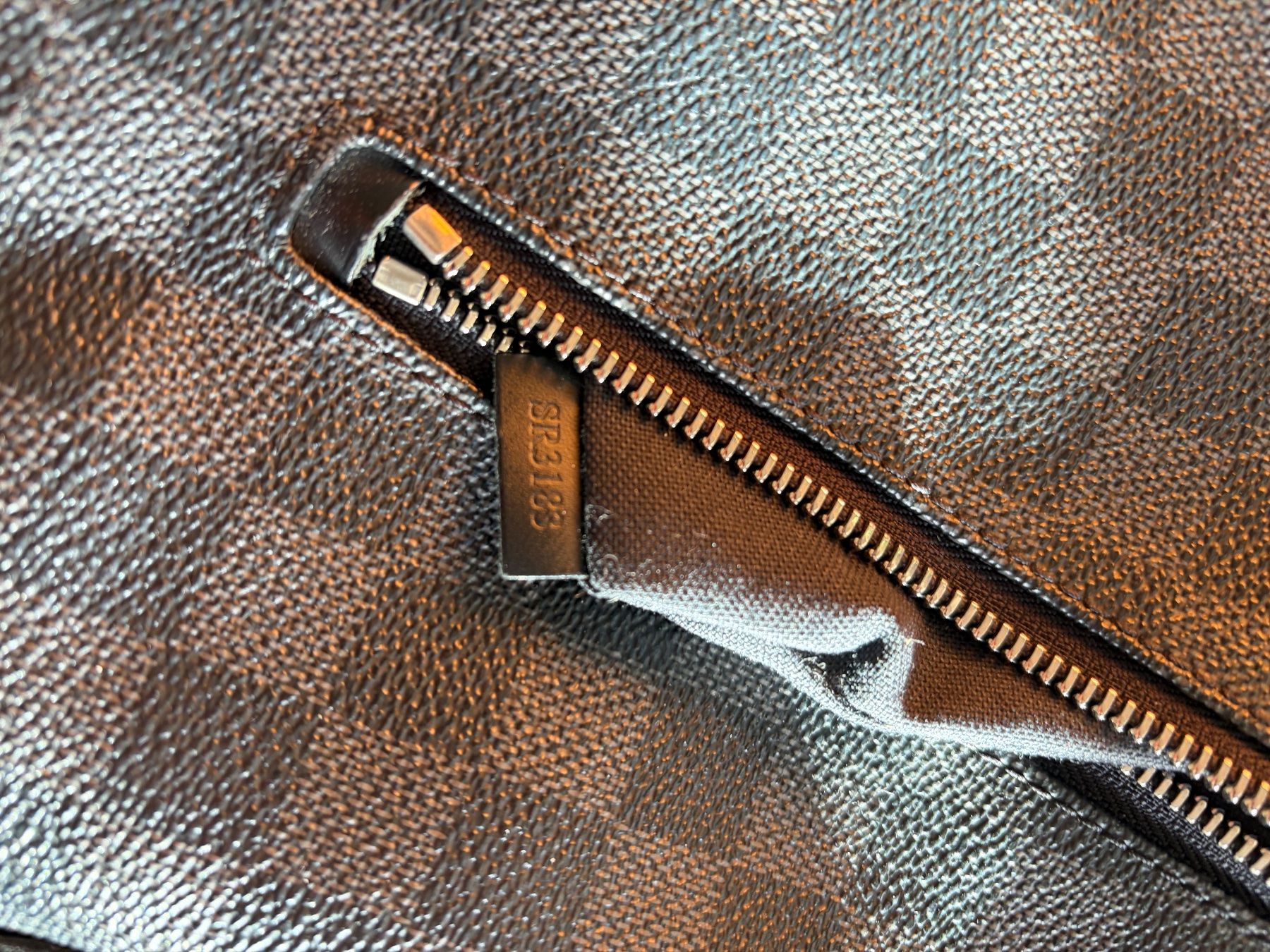 Louis Vuitton Borse: Louis Vuitton Torres Messenger Bag, Damier Graphite – Usato da Luzern venduto da WhoAmI 4