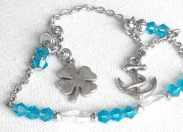 Hübsches Armband mit Glücksbringer und blauen Kristallen