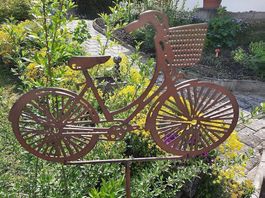 Fahrrad am Stab aus Metall braun Rostoptik 115cm