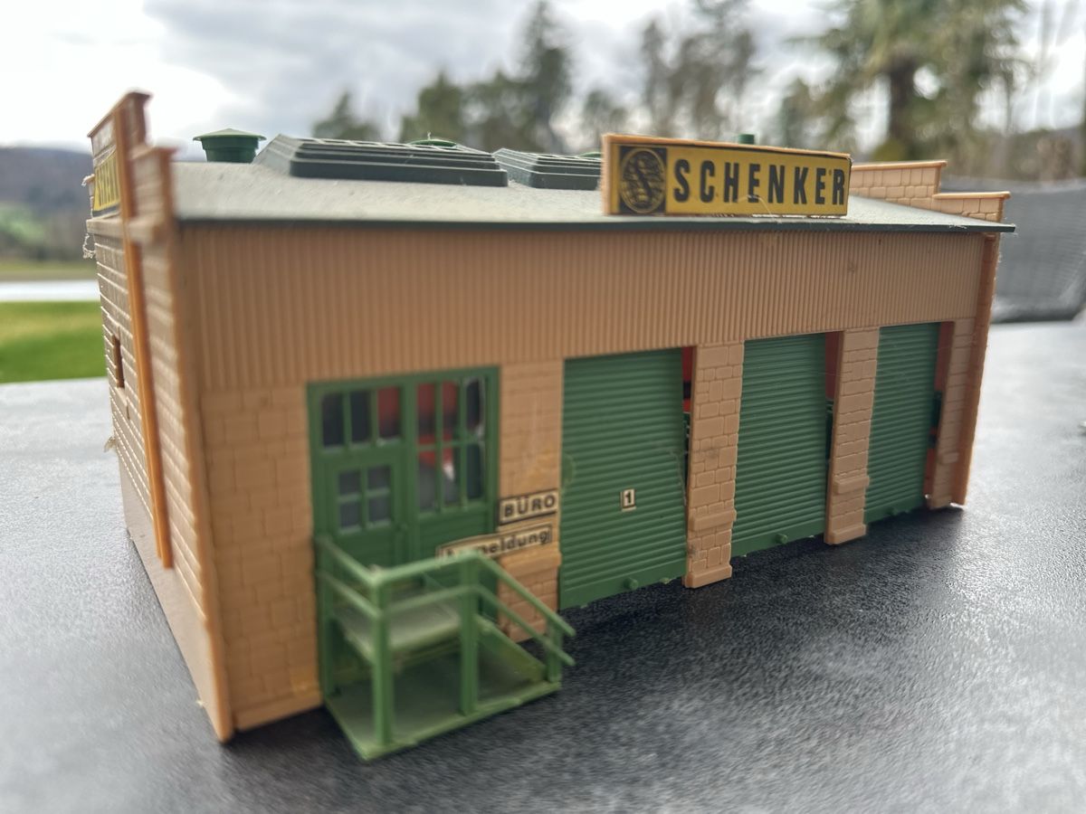 Modellini di ferrovie: Pola 816 Garagengebäude – Usato da Lupsingen venduto da New-Haven