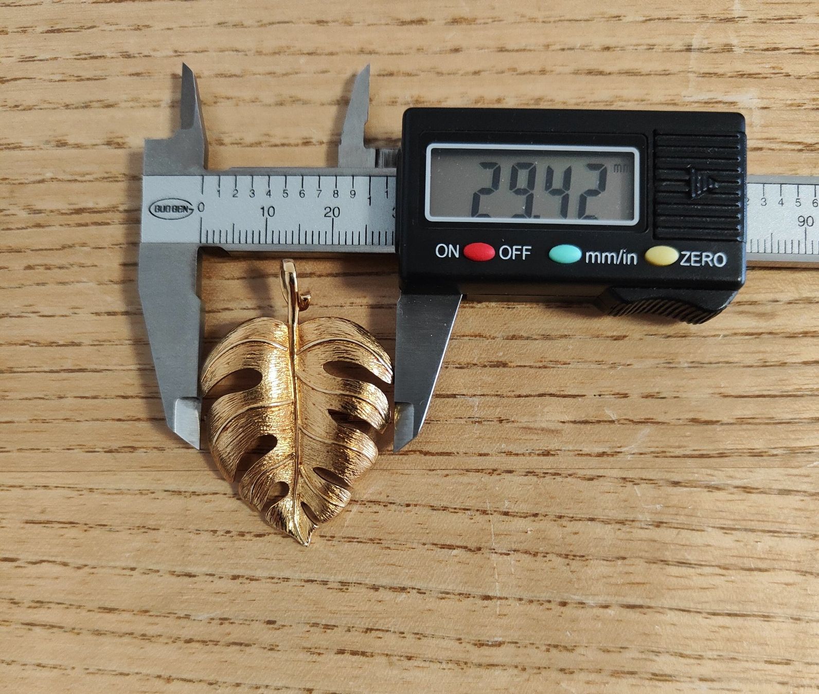 Anhänger: Anhänger/Brosche in Blatt-Form, 18K Gold – Neu und originalverpackt aus Rümlang von 21f 4