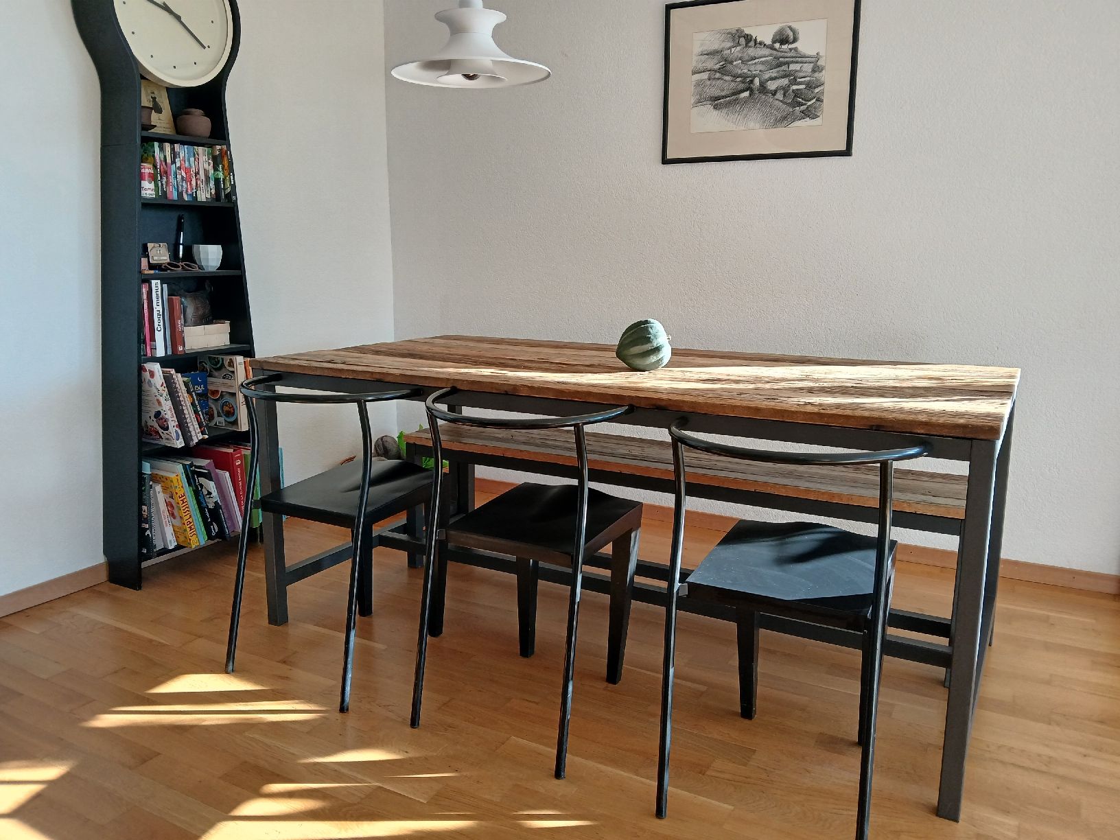 Tables: Ensemble table et banc – D'occasion à Concise par nan_8dqn