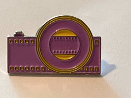 1 Pin Fotokamera retro lila