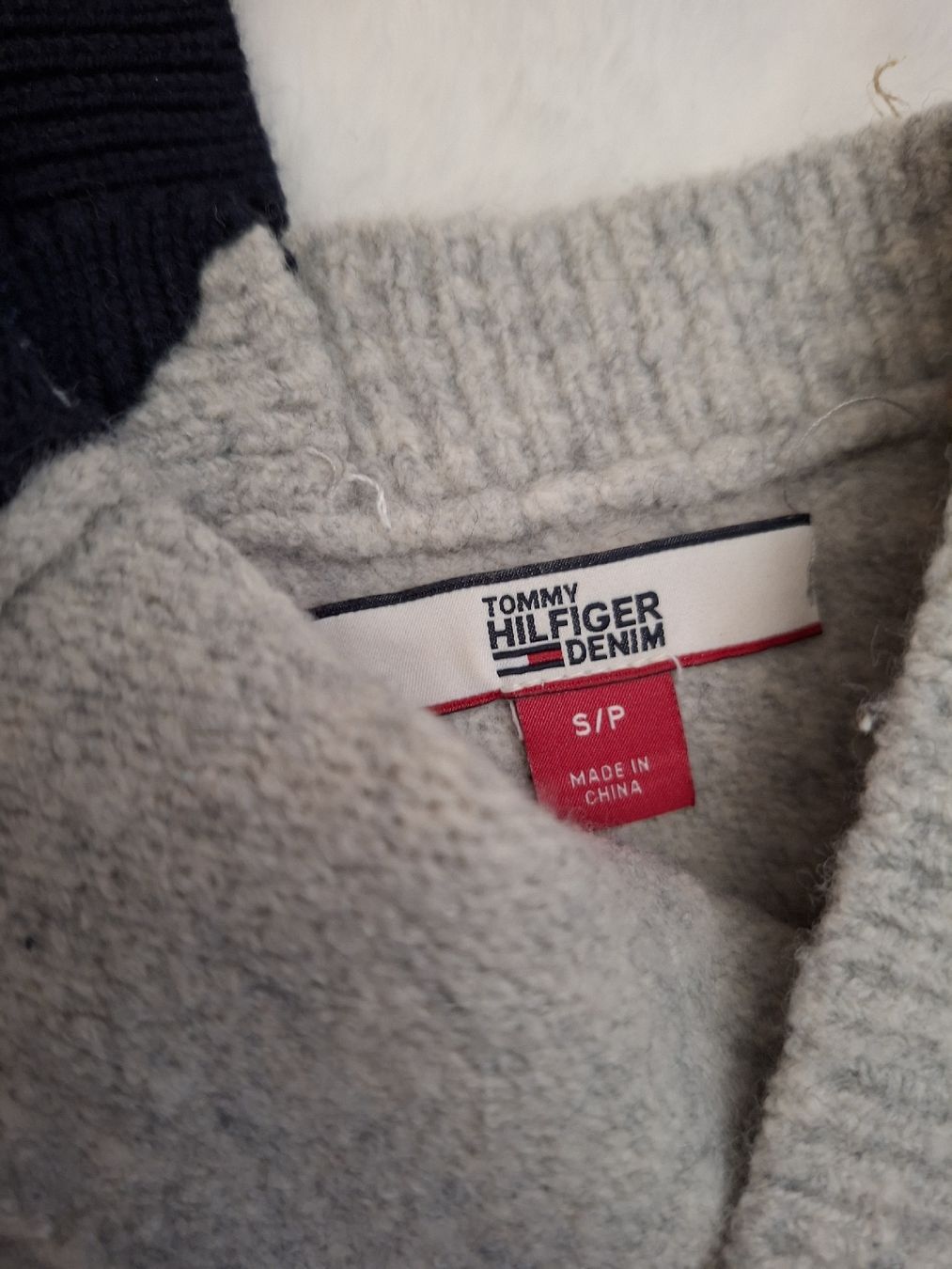 Tommy Hilfiger Maglioni & Felpe: Pull  Tommy Hilfiger Denim bicolore gris et bleu S – Usato da Renens VD venduto da ser_j2fn 7