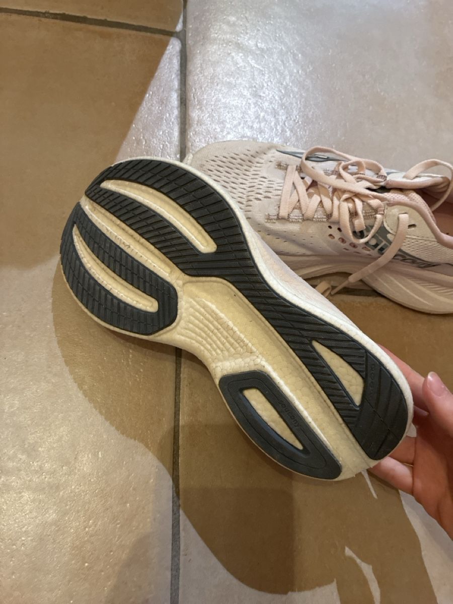 Saucony Scarpe da donna: Saucony chaussures course à pied – Usato da Orsières venduto da ben_g8y2 1