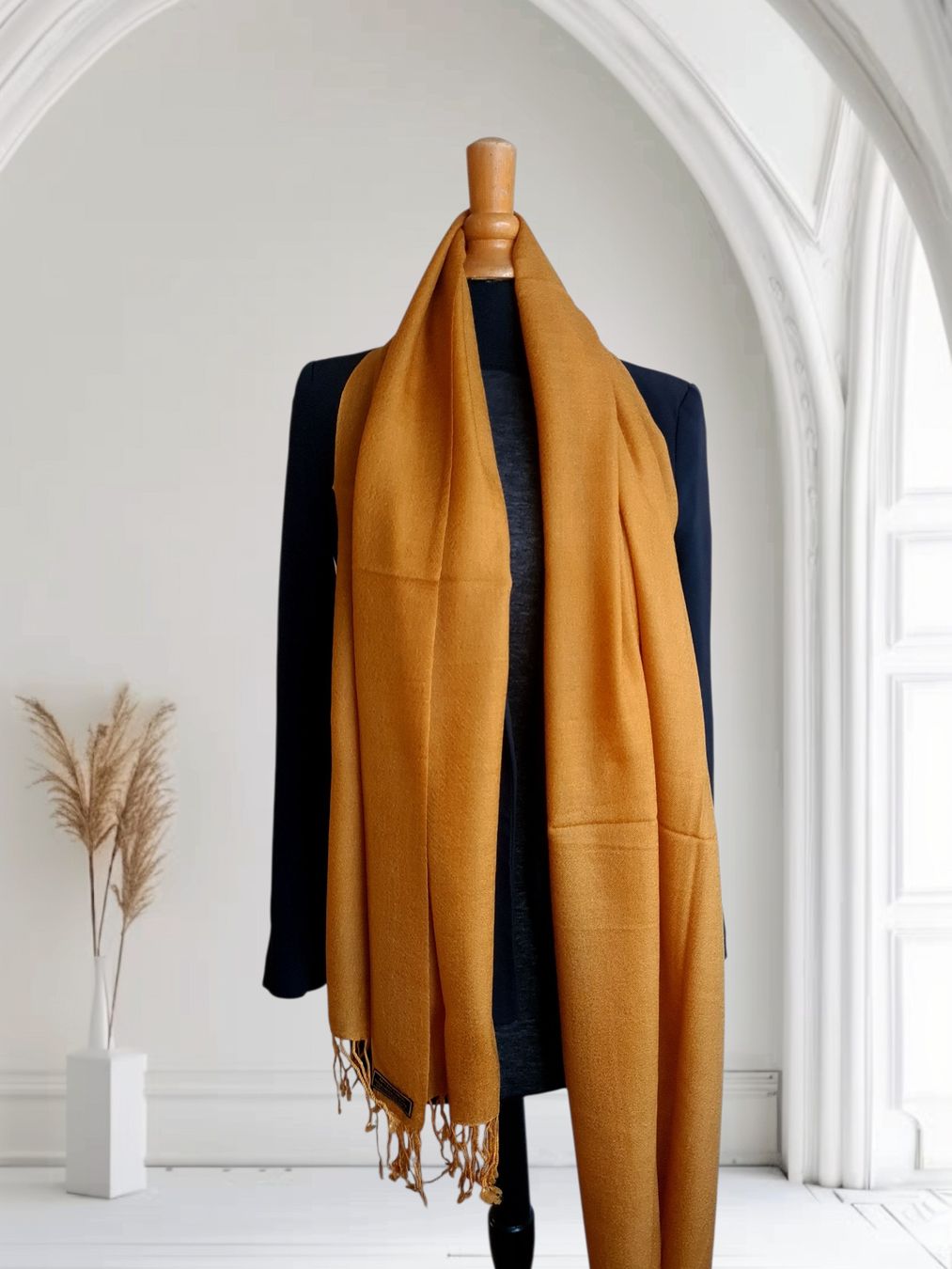 Foulard & Sciarpe: Écharpe  en cachemire pashmina, couleur moutarde – Nuovo e nell'imballaggio originale da La Chaux-de-Fonds venduto da Luxary.25cachmirepro 1