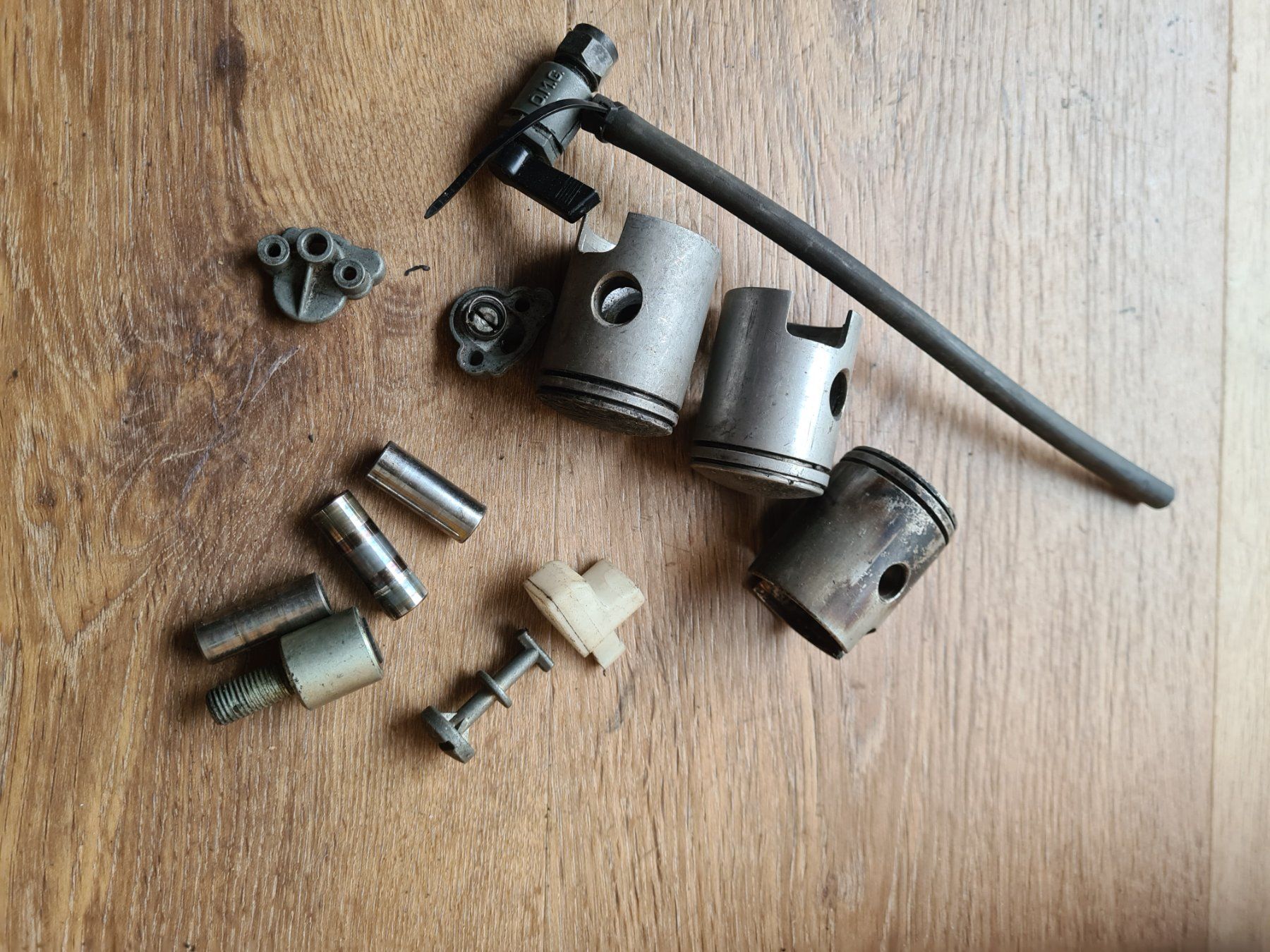 Piaggio Ciclomotori: Piaggio-Teile,diverse Kolben, Schrauben..Original – Usato da frümsen venduto da Sailem 3