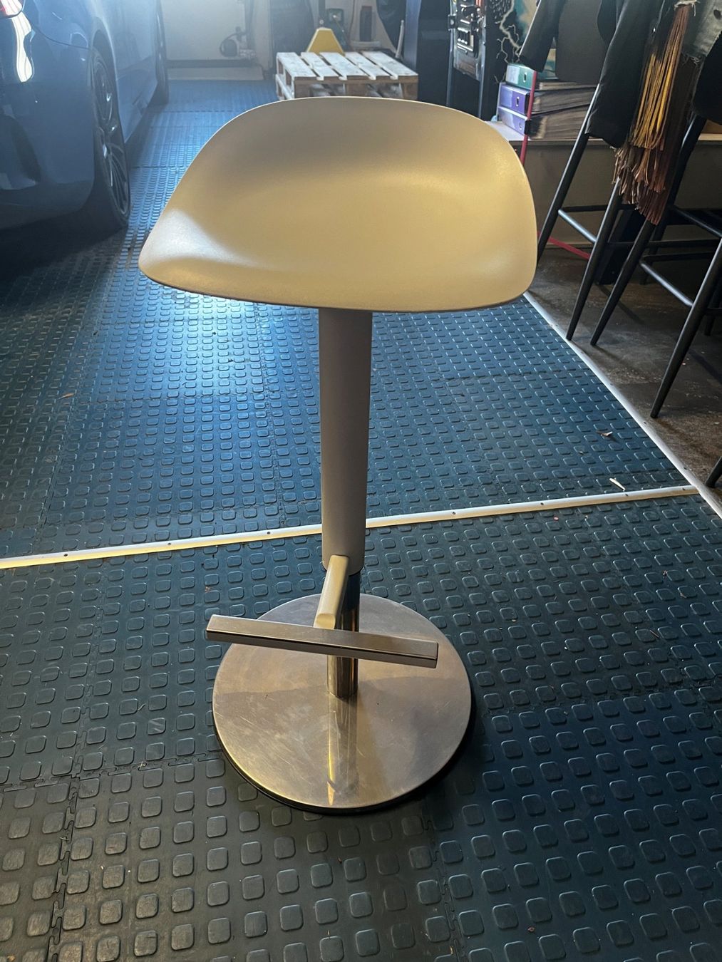 Ikea Sgabelli: Barhocker höhenverstellbar hellgrau Metall gebraucht – Usato da Gränichen venduto da Oldi67