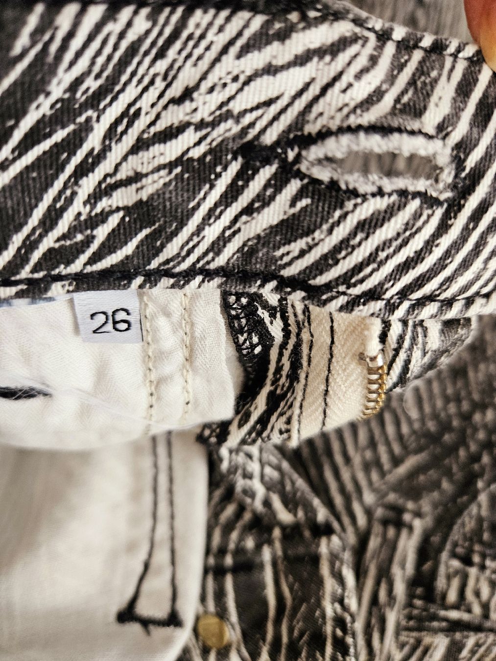 Guess Pantaloni: Hosse von GUESS Inch.Gr.26 – Nuovo (secondo la descrizione) da Rhäzüns venduto da inf_rcj7 4