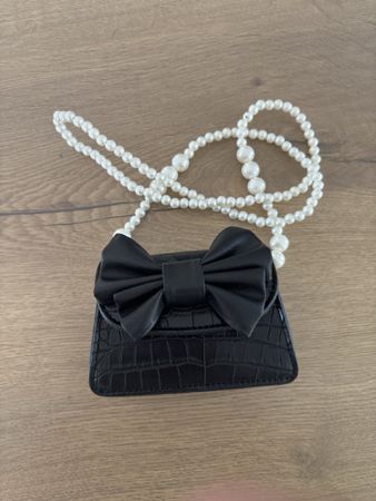 Schwarze Mini-Handtasche mit Kunst-Perlen-Trageriemen