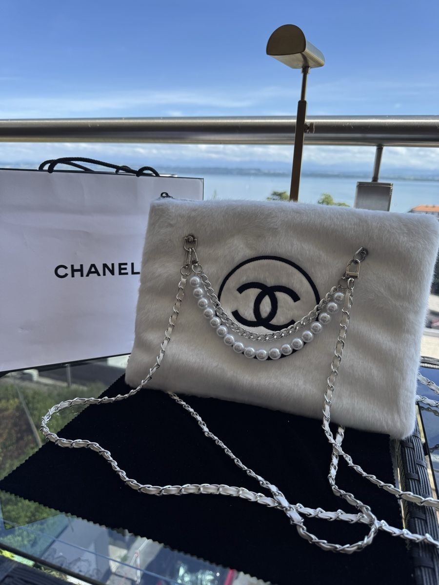 Chanel Borse da donna: Sac Chanel VIP fourrure blanche  – Nuovo (secondo la descrizione) da Neuchatel venduto da mar_9blm 9