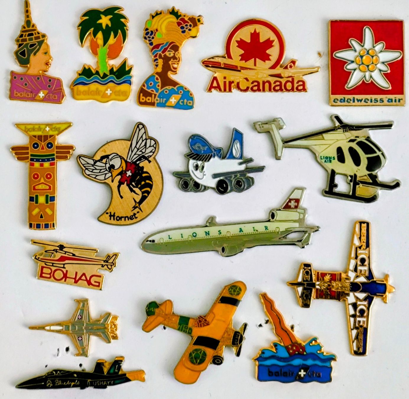 Plaketten & Abzeichen: 15 Pins Flugzeuge  Fluggesellschaften – Gebraucht aus Pfäffikon ZH von Colacity