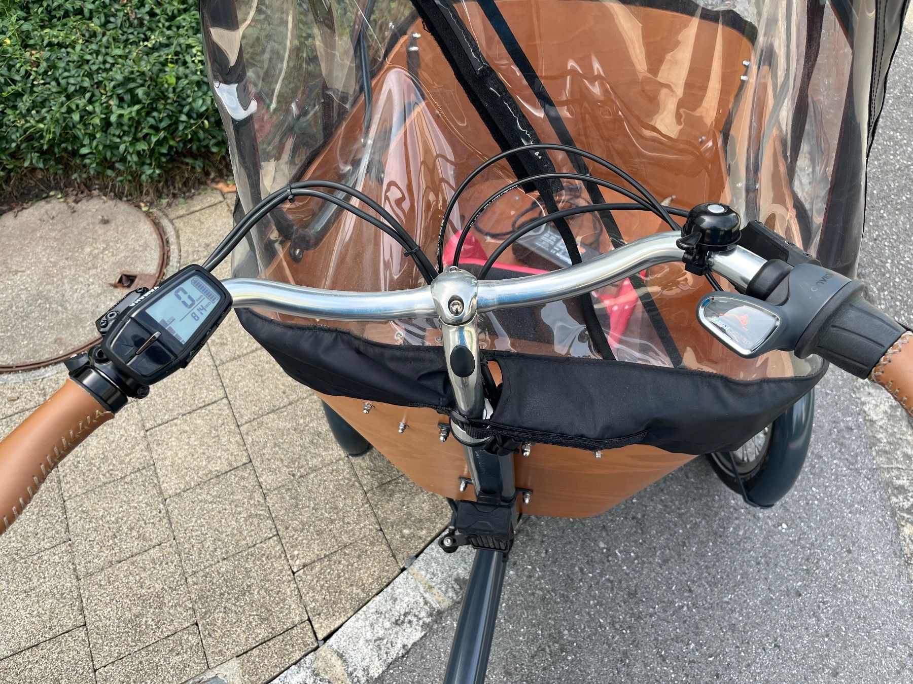 Babboe Velos: Babboe Flow-E, Dreirad, 2 Kinder, Regendach, Scheibenbremsen – Gebraucht aus Wangs von kleinermio 4