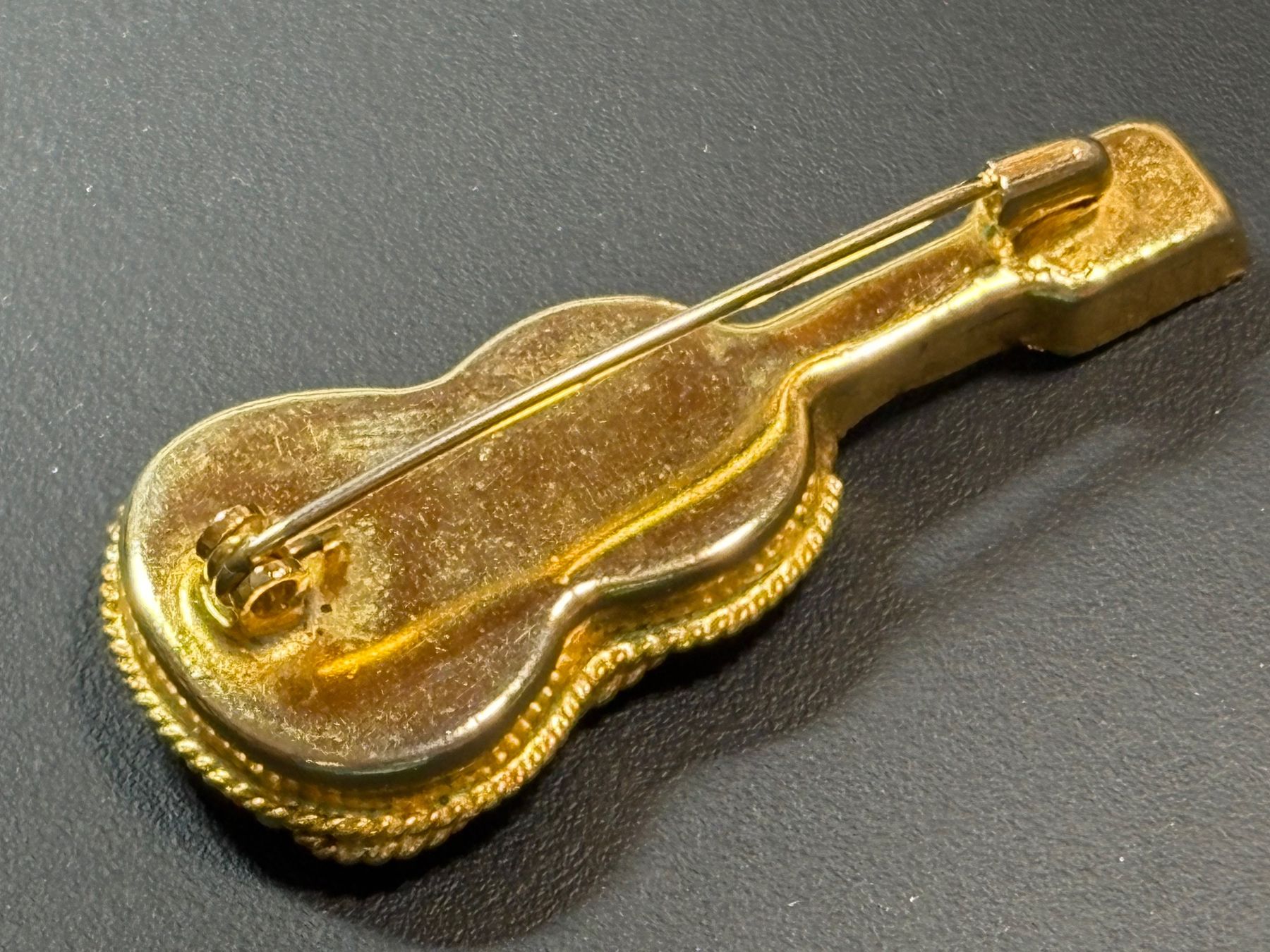 Aigner Spille & Fermagli: Spezielle Brosche mit Farbsteinen – Usato da St. Peterzell venduto da verena40 1