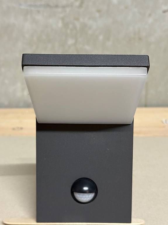 Lampade: Aussenwandleuchte LED mit Bewegungssensor – Usato da Wimmis venduto da pas_6vym 1