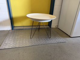 Beistelltisch rund weiss Metallbeine gebrauchter Zustand
