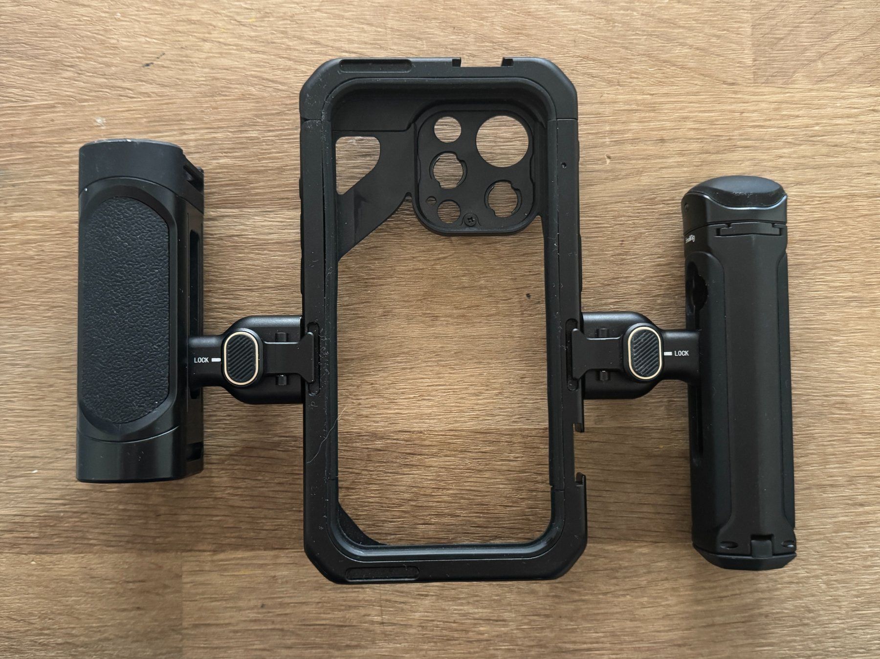 Covers & Schutzfolien: SmallRig iPhone 15 Pro Halterung mit 2 Halterungen – Gebraucht aus Zürich von Scharl95 3