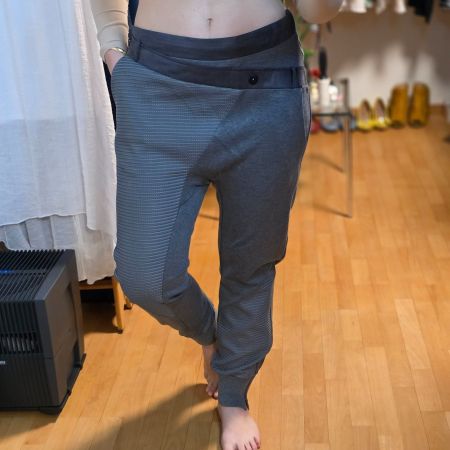✨ Außergewöhnliche Designerhose in edlem Grau