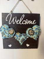 Handgemachtes Welcome- Schild aus Holz mit Stoffherzen 