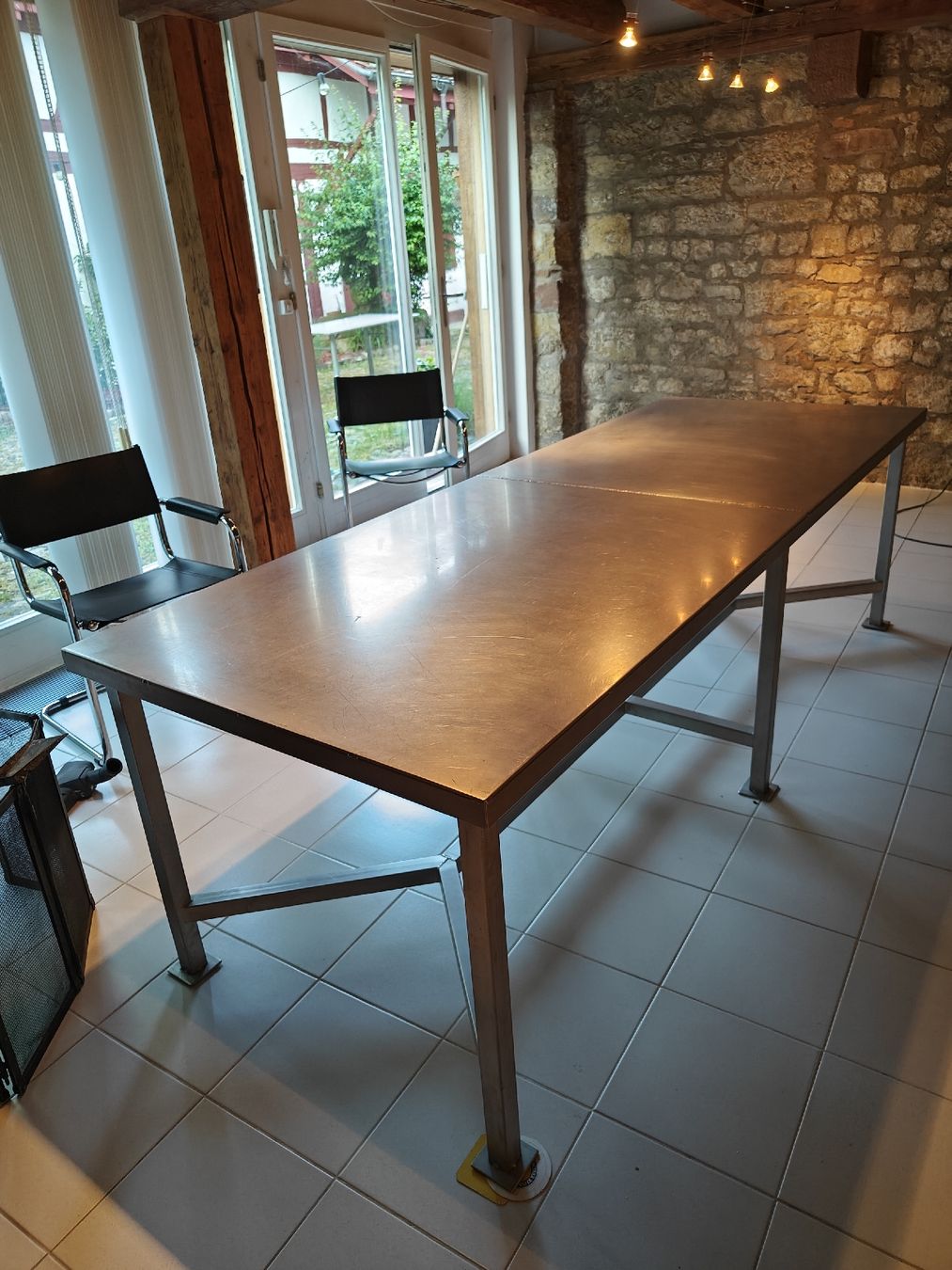 Set di tavolo e panche: Chromstahl Tisch mit Freischwinger Stühle – Usato da Riehen venduto da cyr_92lb 4