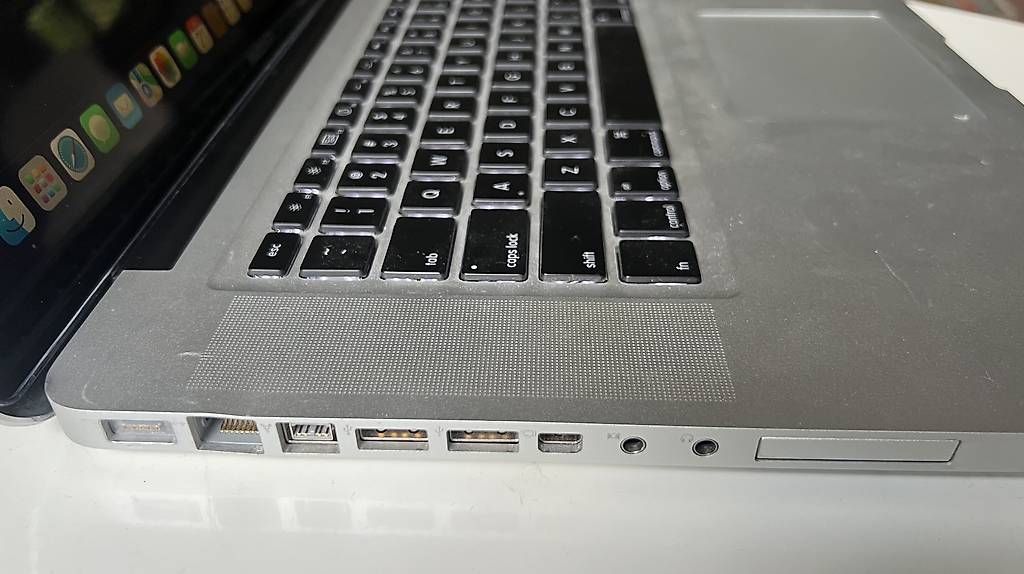 Apple Notebook: Apple MacBook Pro (15-inch, Late 2008) – Usato da Zürich venduto da Steve_and_ali 3