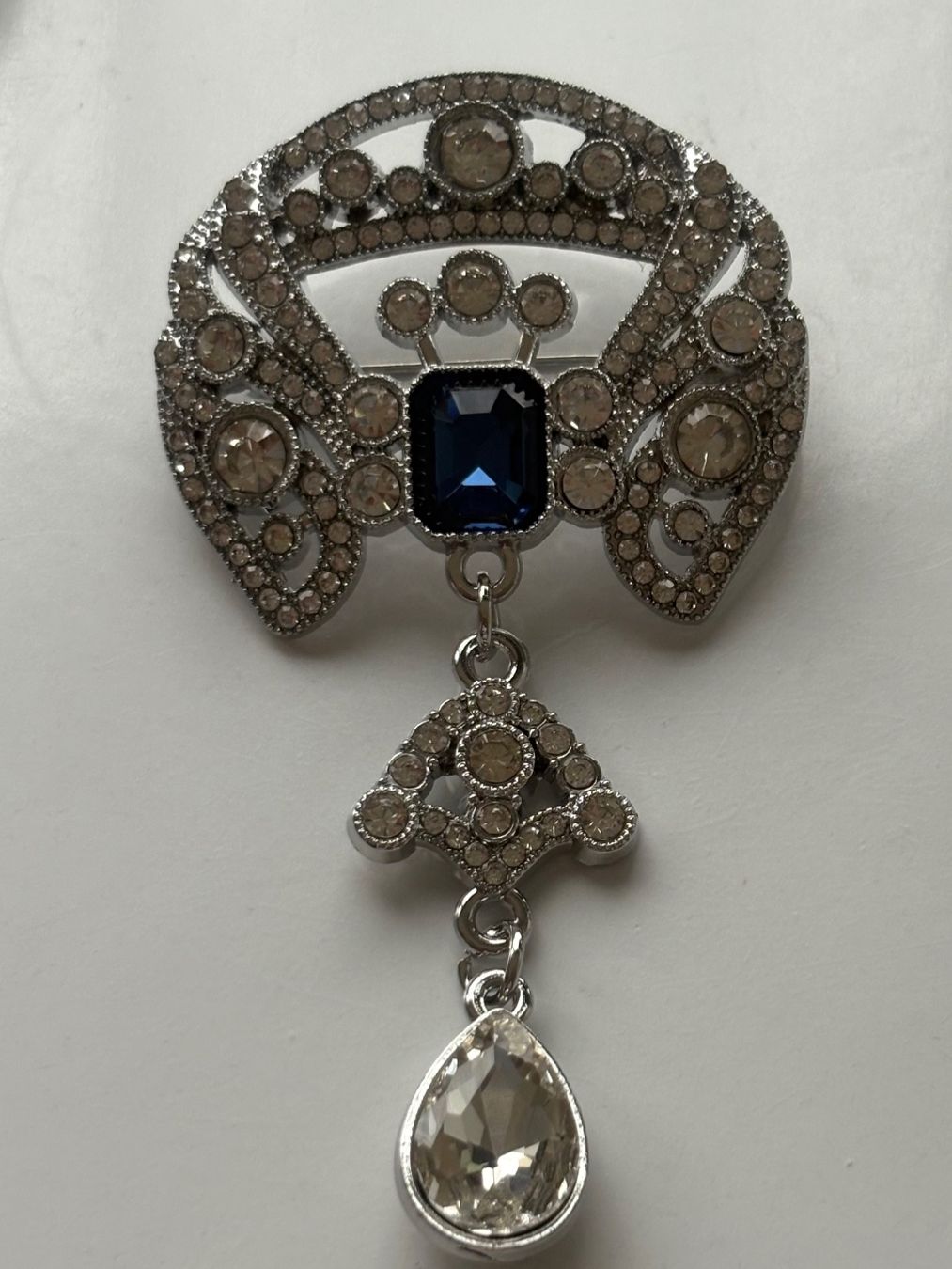Broches & Aiguilles: Luxus Elegante  Brosche mit Kunstperlen Farbe: Silber – Neuf (Voir description) à Biel-Bienne par Roserosse13 3