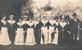 Gruppe Frauen mit zwei Männern (verm. kath. Trachten)