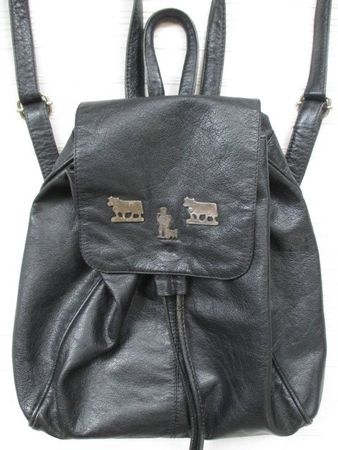 Schwarzer Leder Rucksack mit Appenzeller Chüeli Beschlägen