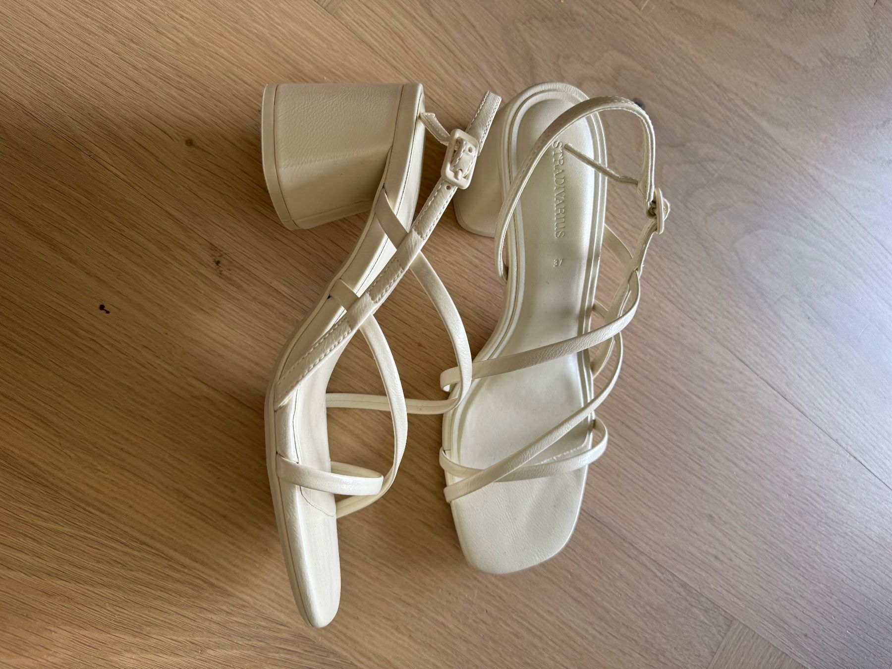 Stradivarius Scarpe da donna: Neu: Weiße Blockabsatz Schuhe – Nuovo (secondo la descrizione) da Zürich venduto da BerBay1511 1