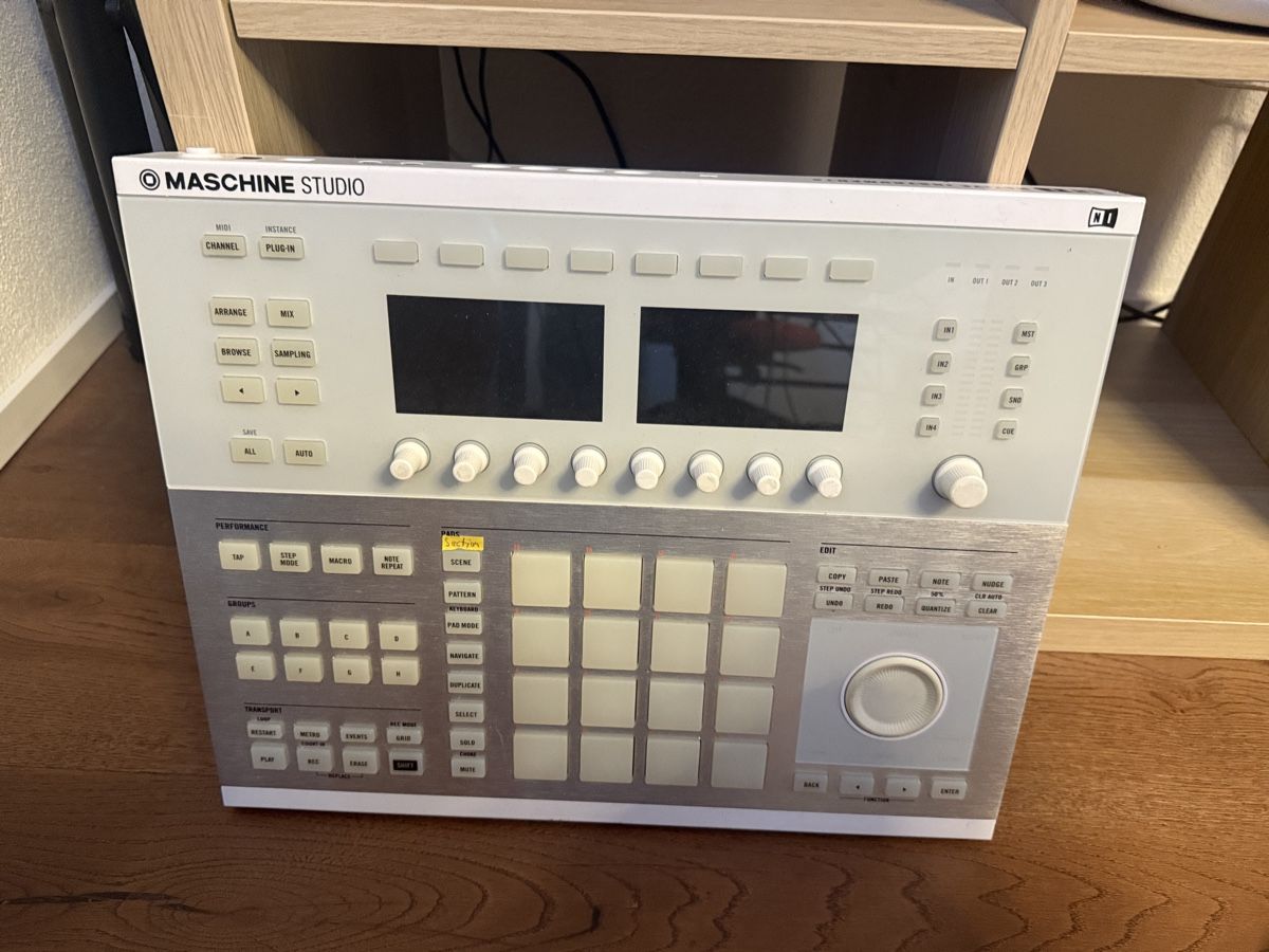 Steuerung: Native Instruments Maschine Studio Groove Production Studio – Gebraucht aus Holderbank AG von JohnPaul76 1