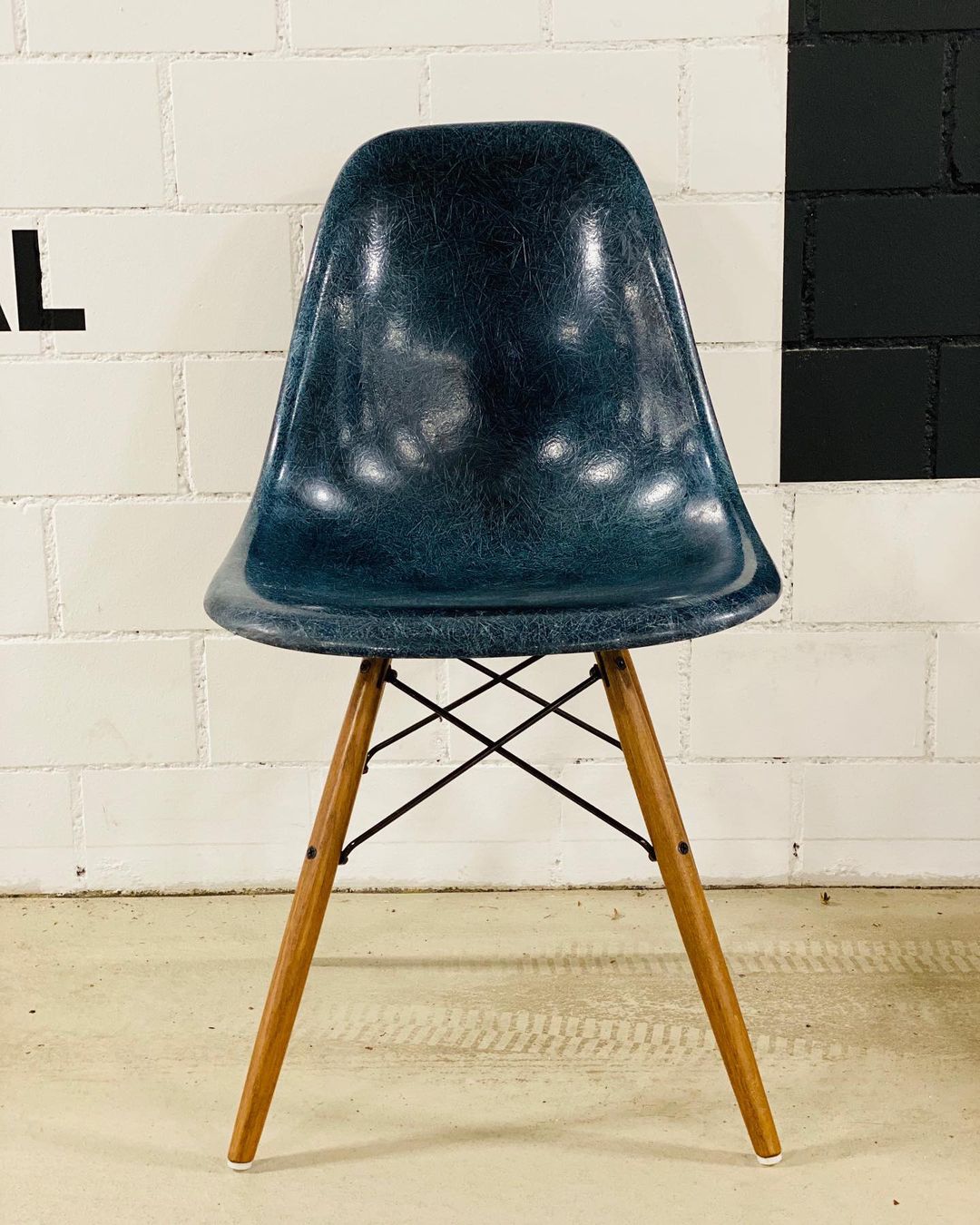 Eames Sedie: Vitra Eames Herman Miller Sidechair Navy – Usato da Thalwil venduto da Catha10