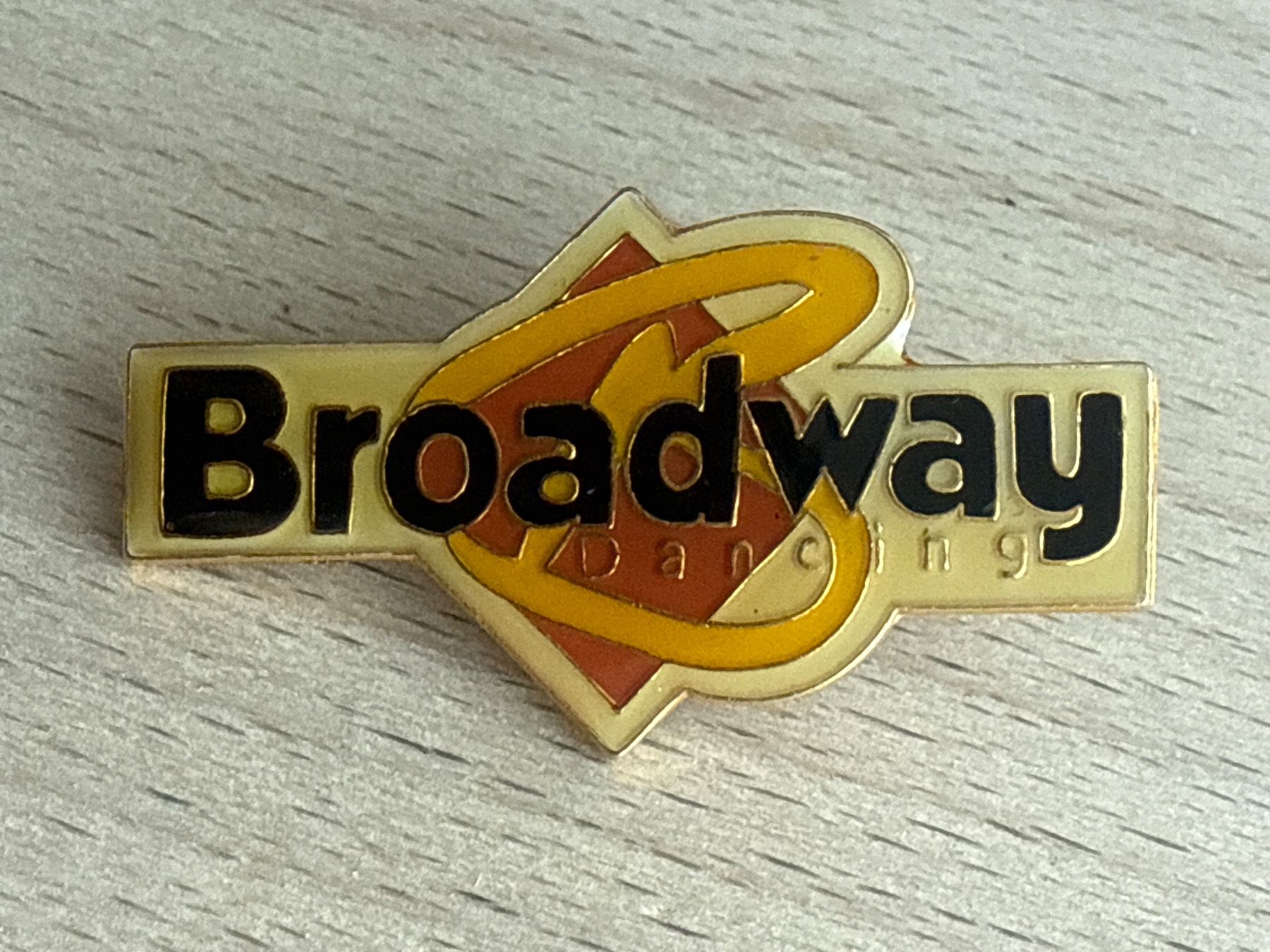 Plaketten & Abzeichen: Pin Broadway Dancing – Gebraucht aus Glattbrugg von Schweigmatt