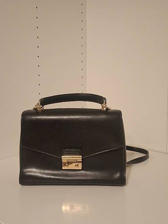 Michael Kors Handtasche schwarz mit goldfarbenen Details