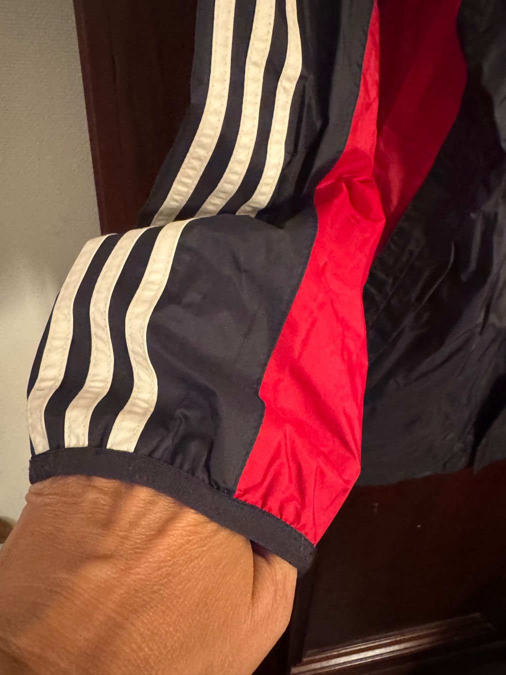 Adidas Giacche: Adidas Jacke mit Kapuze – Usato da Obfelden venduto da cesarina10 1