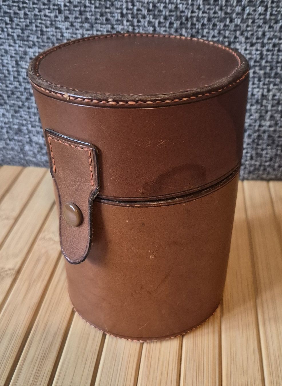 Flaconi: 3 Parfumflacons in runder Lederbox – Usato da Basel venduto da Kurioses 3