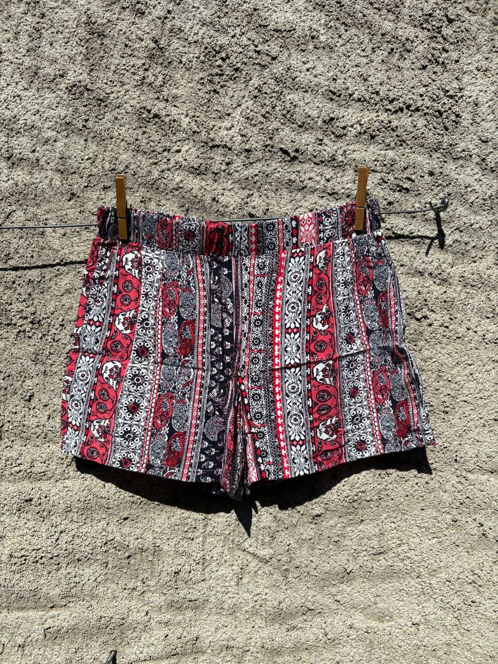 Hosen: Luftige gemusterte Boho Shorts rot schwarz weiss – Gebraucht aus Wittnau von cel_j8w9