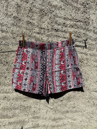 Luftige gemusterte Boho Shorts rot schwarz weiss