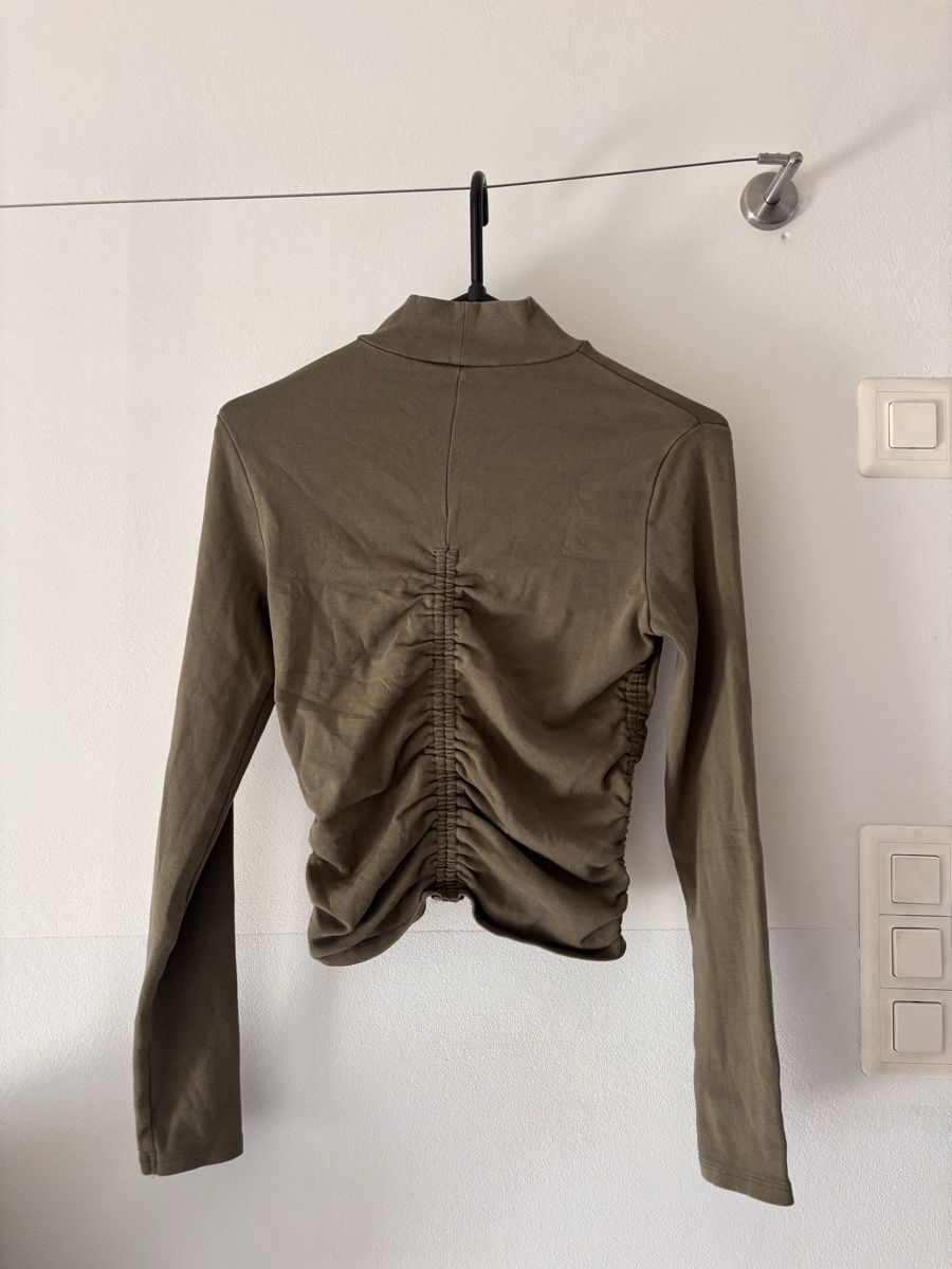 Zara Maglioni & Felpe: olivgrünes Langarm Shirt – Usato da Erlen venduto da xdi_yy28 1