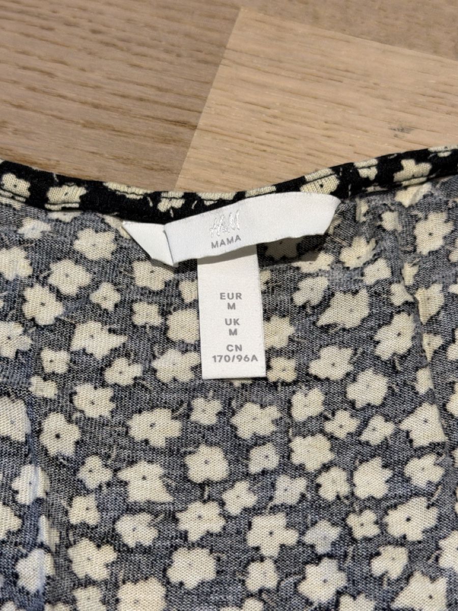 H&M Kleider: Umstandskleid mit Blumenmuster schwarz | Grösse M – Gebraucht aus Emmetten von coluna_6376 3