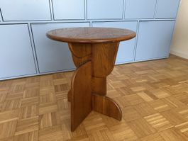 Beistelltisch in dunklem Holzton