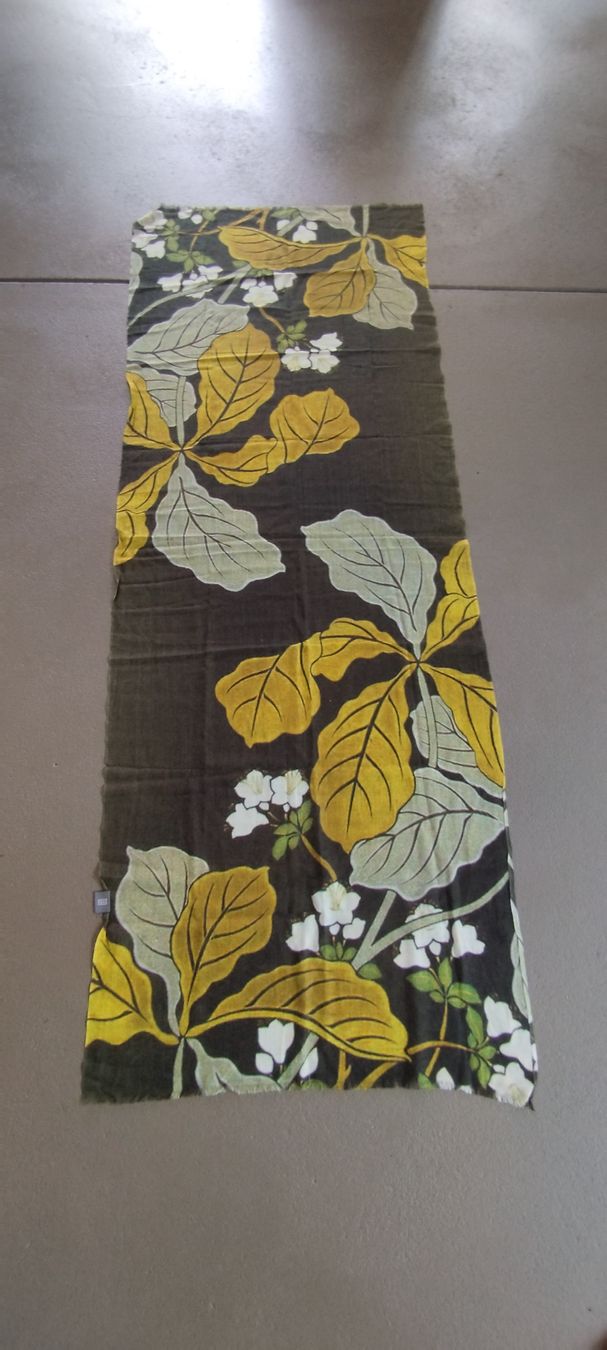 Nile Foulard & Sciarpe: Nile Schal mit Herbstblättern & weissen Blüemli – Usato da Luterbach venduto da Liveyourdream