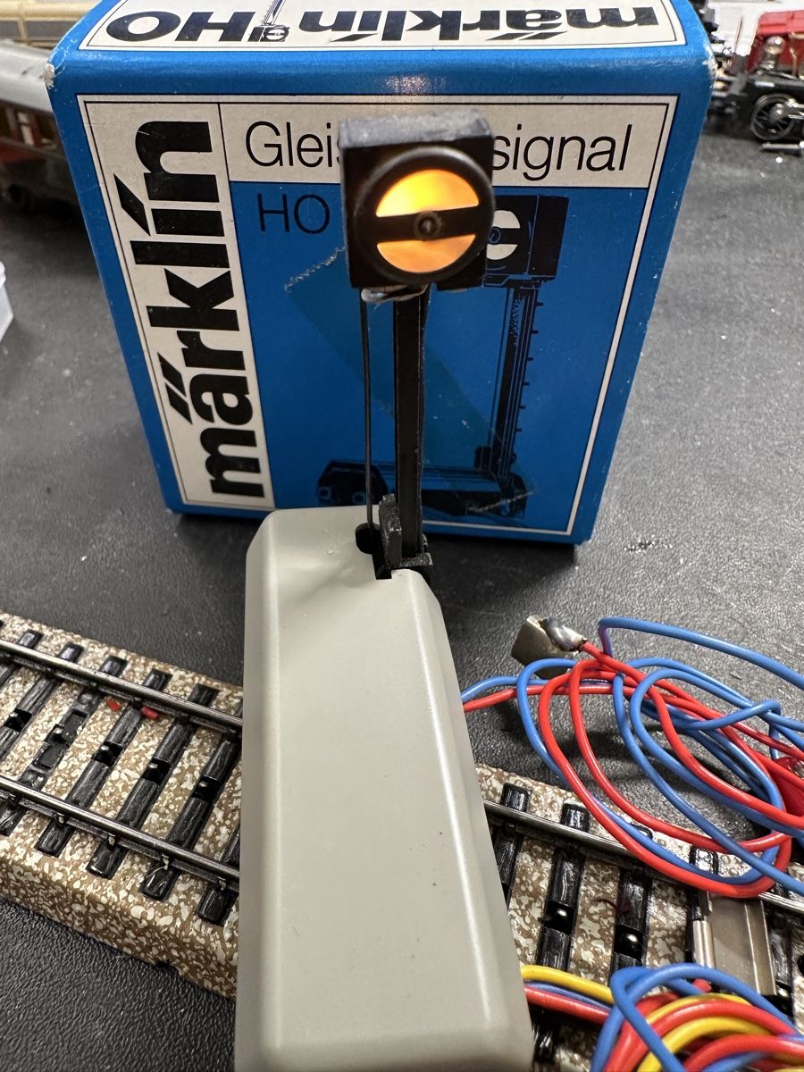 Märklin Modelleisenbahnen: Märklin 7042 Gleissperrsignal – Gebraucht aus Lupsingen von New-Haven