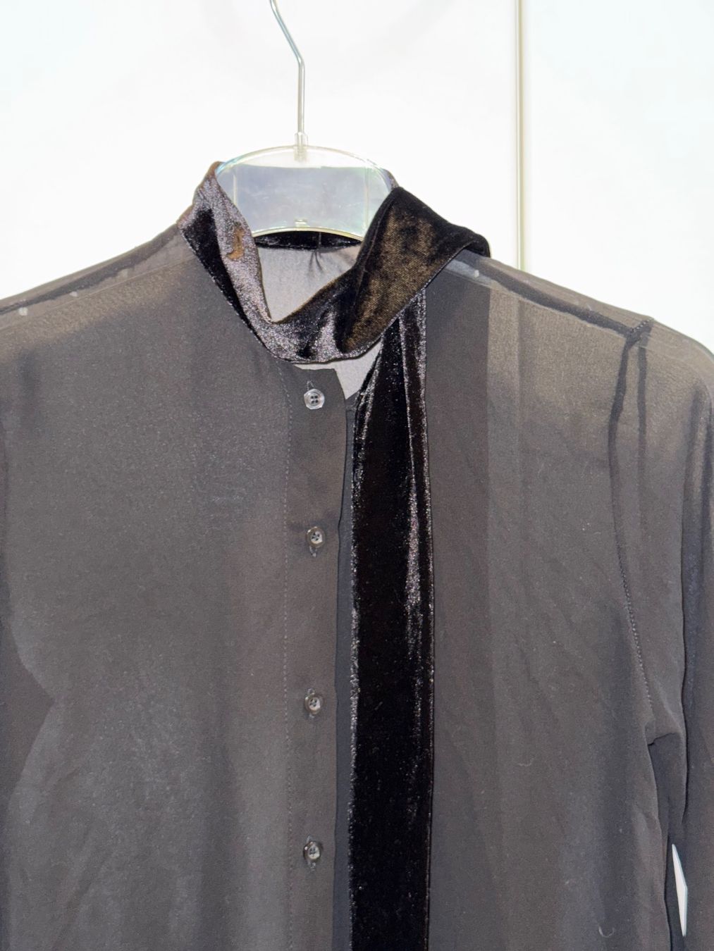Mango Blusen: Mango Schwarze transparente Bluse mit Samtdetails – Gebraucht aus Zofingen von zac_spc2 3