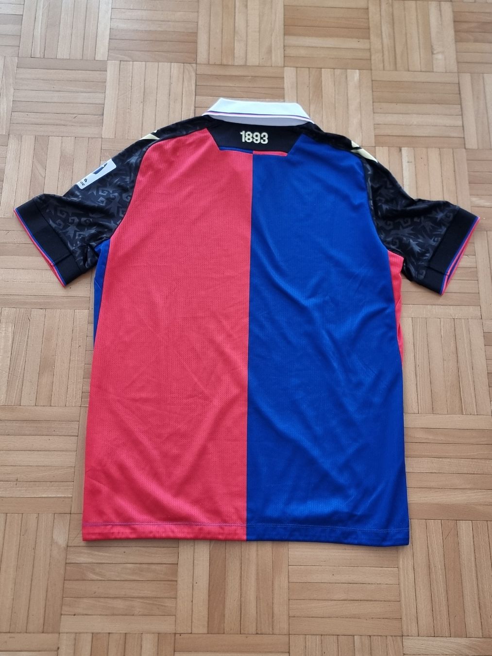 FC Basel Leibchen & Hosen: FC Basel 2023-2024 Heimtrikot – Gebraucht aus Suhr von SariLacivert1907 1
