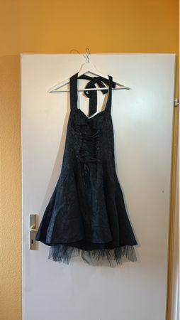 Robe noire à lacets.
