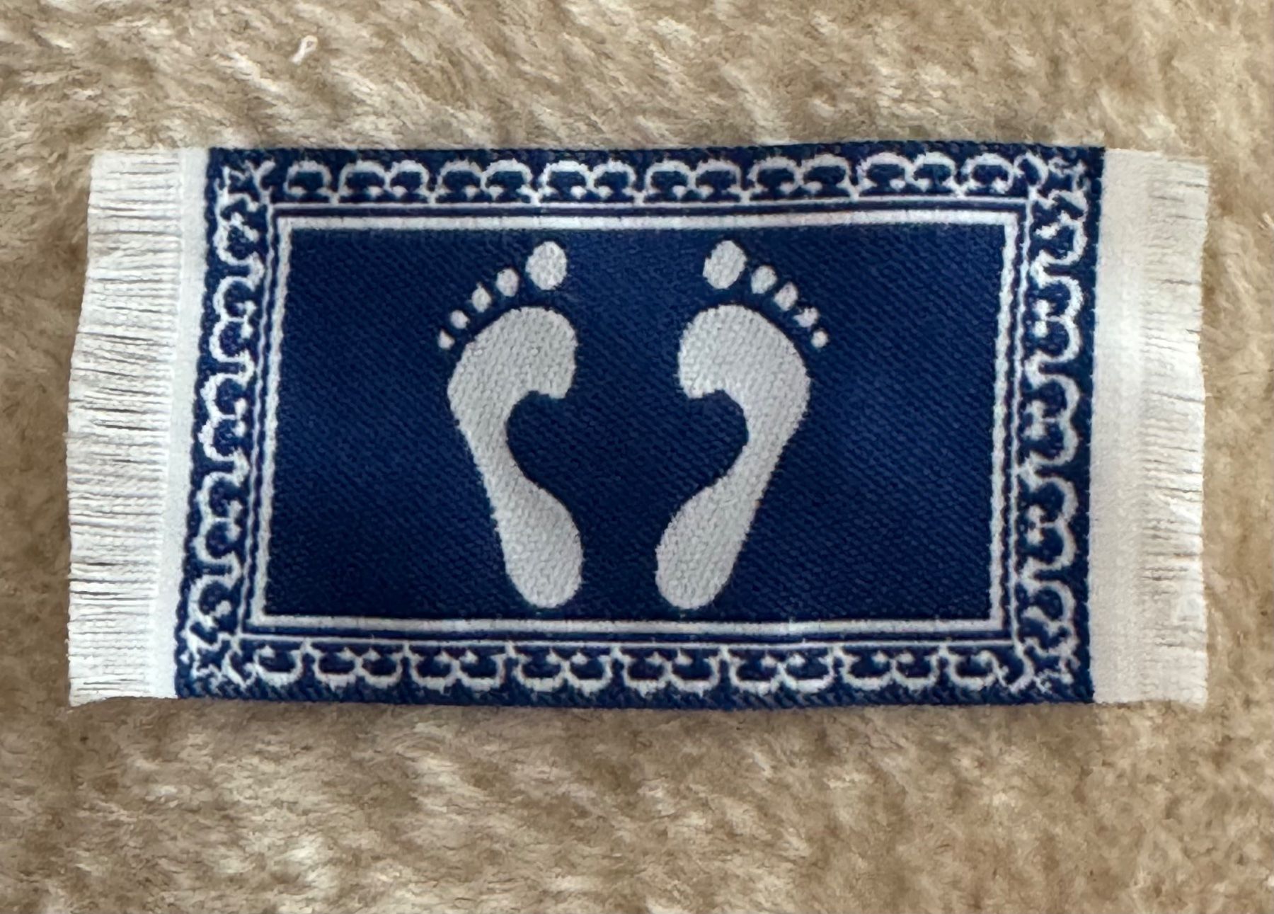 Puppenhäuser & -möbel: Fussmatte Badezimmer weiss blau  Puppenhaus – Neu und originalverpackt aus Grabs von Puppestuebli 1