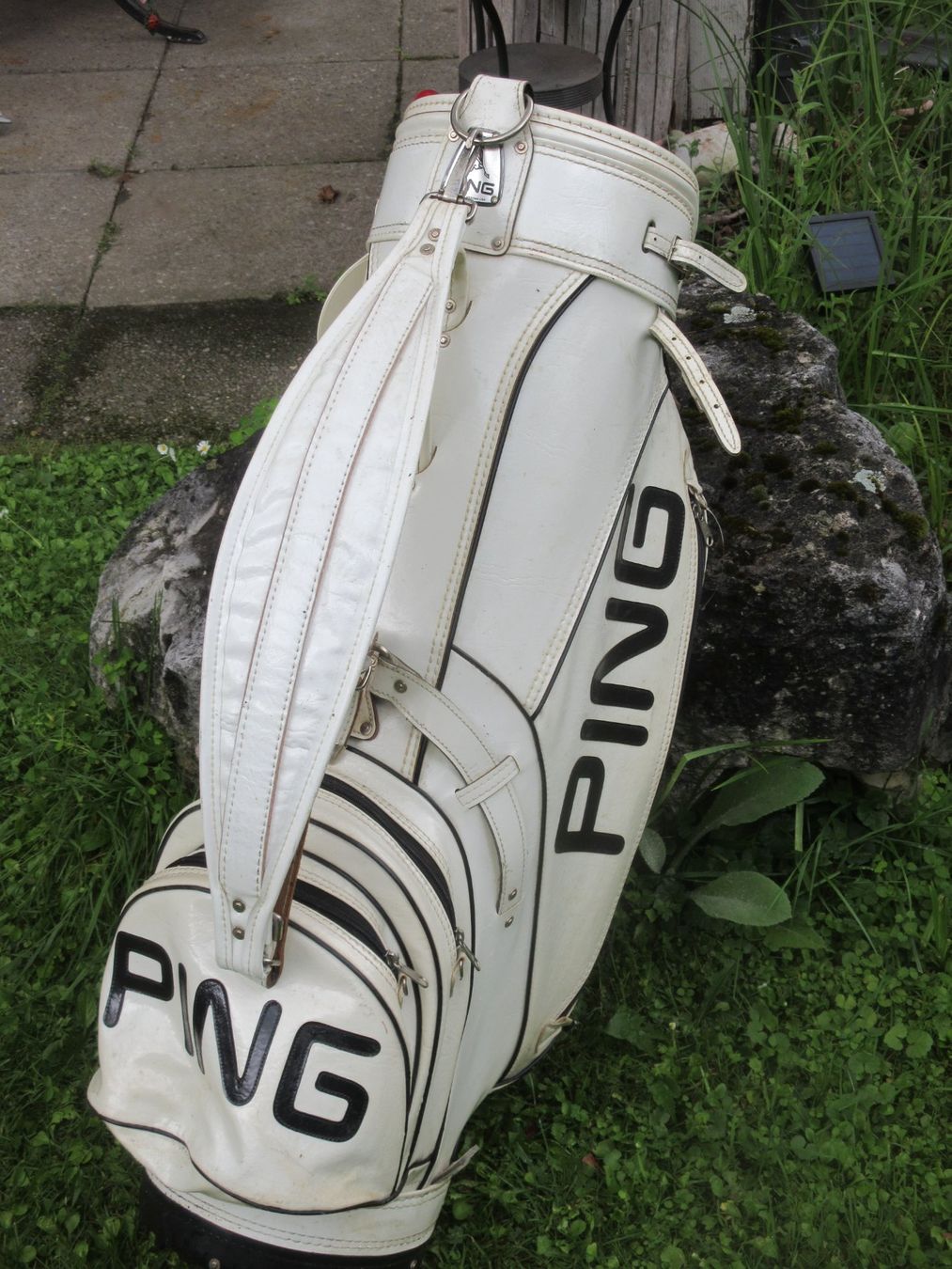 Mazze & Set: Weisse Golftasche Leder der Marke PING – Usato da Madiswil venduto da Mamaro 2