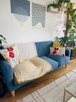 Modernes 3-Sitzer Sofa in Petrolblau inkl. Zierkissen