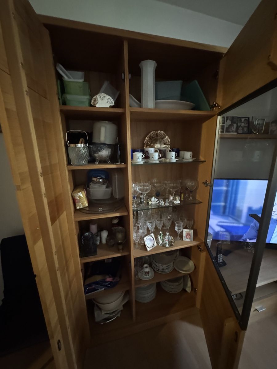 Vitrines: Vitrinenschrank Holz mit Glaselement – D'occasion à Uitikon Waldegg par LoriCor 1